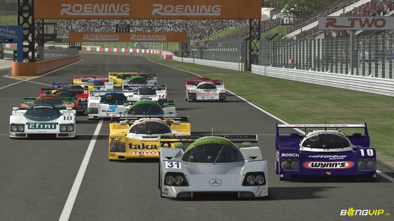 Đua trong nhóm đông khiến điểm phanh và khoảng cách trở thành kỹ năng sống còn