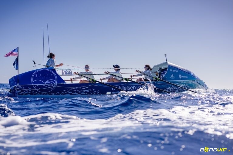 Các thuyền buồm thi đấu ngoài khơi với điều kiện gió mạnh và sóng lớn