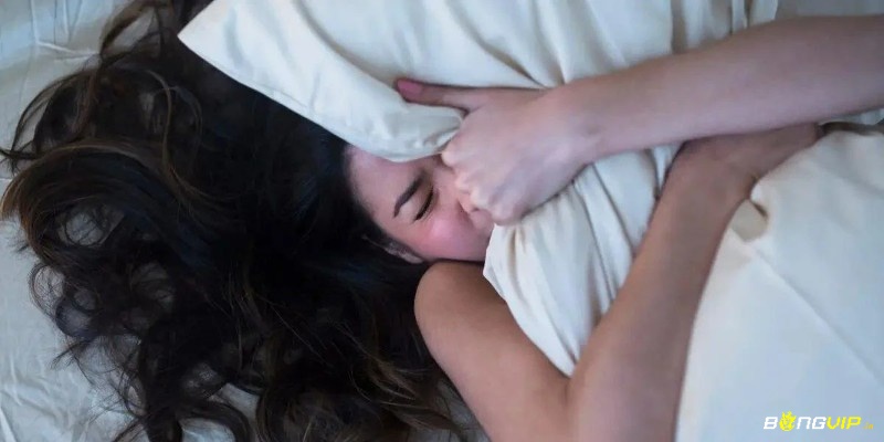 Giấc mơ thấy khóc lớn trên giường thể hiện cho những uất ức thầm kín trong bạn