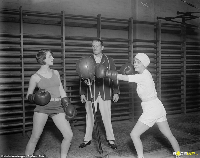 Ảnh tư liệu quyền anh nữ với hai võ sĩ tập luyện trên võ đài cổ điển