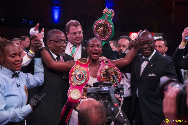 Nữ võ sĩ đeo đai vô địch phát biểu trước ống kính truyền thông