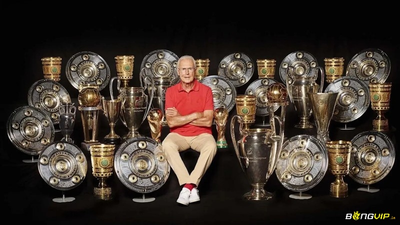 Franz Beckenbauer huyền thoại phòng ngự bóng đá Đức
