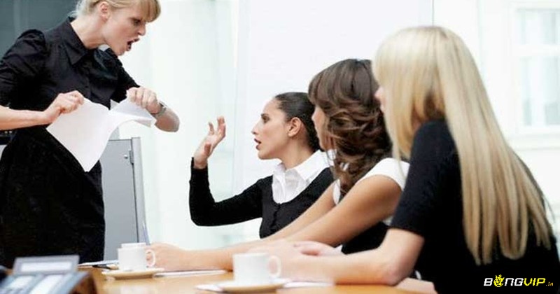 Giấc mơ thấy cuộc họp căng thẳng thể hiện cho những mâu thuẫn hoặc áp lực tồn tại trong cuộc sống của bạn