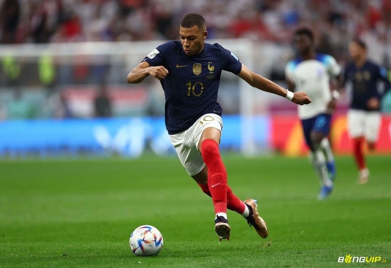 Kylian Mbappe nổi bật với khả năng tăng tốc và khai thác khoảng trống
